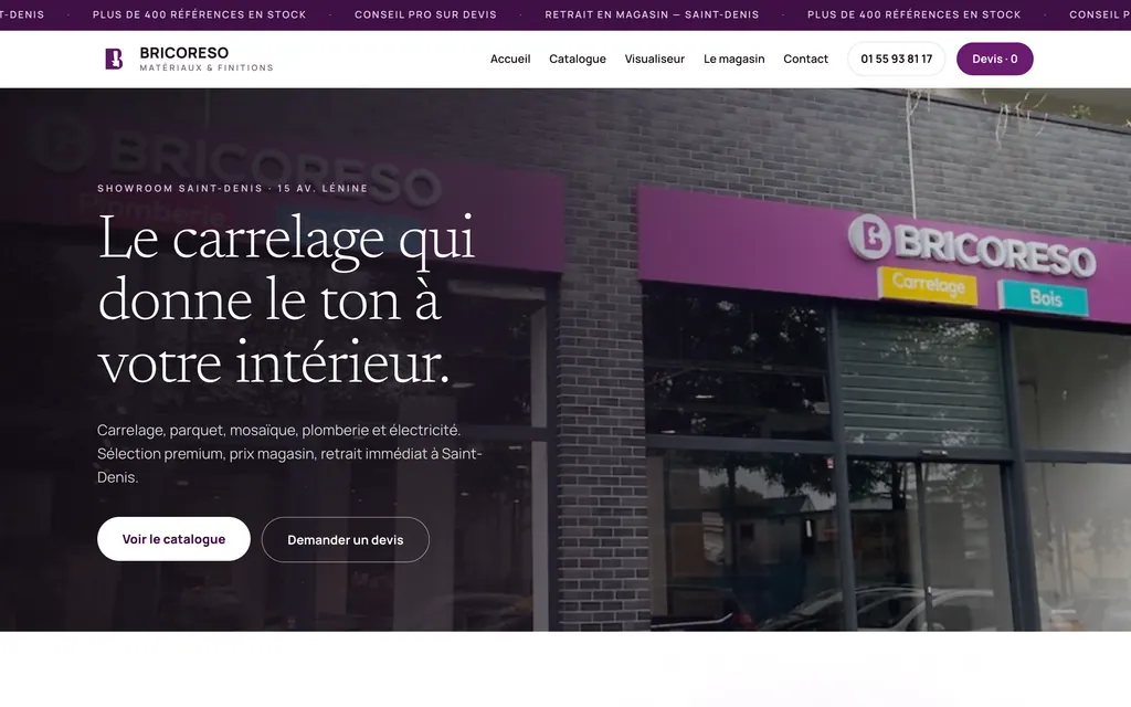 Accueil avec titre sur une vidéo de la façade générée par IA, boutons catalogue et devis