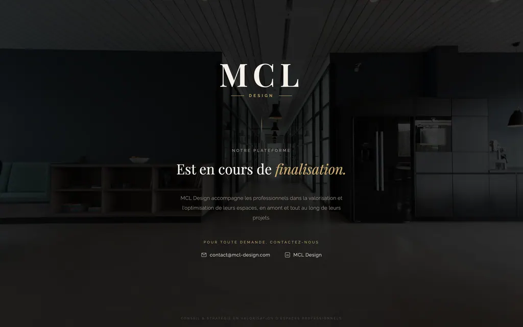 Première page d’attente sur Vercel : logo MCL Design, accroche et contacts sur fond sombre