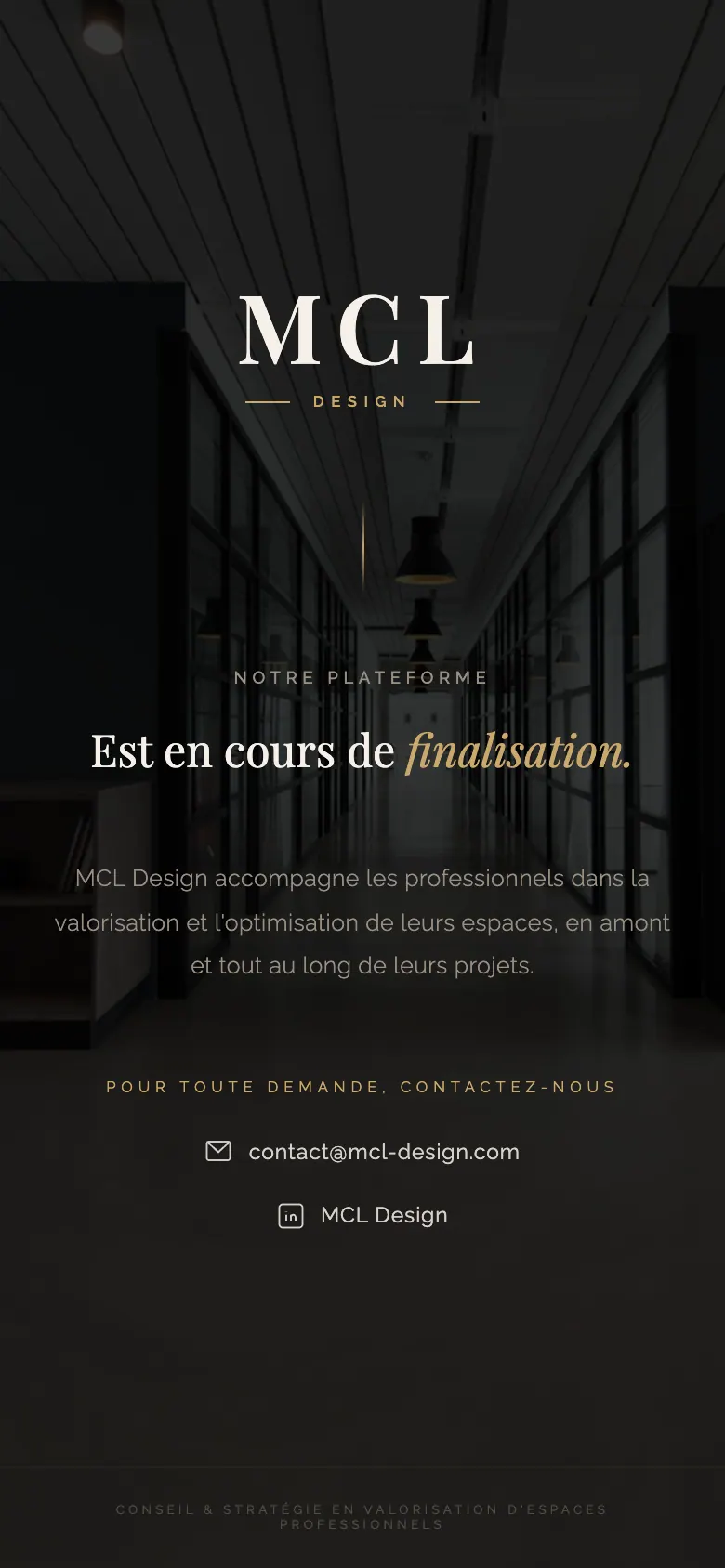 Version mobile de la première page d’attente avec logo, accroche, email et lien LinkedIn
