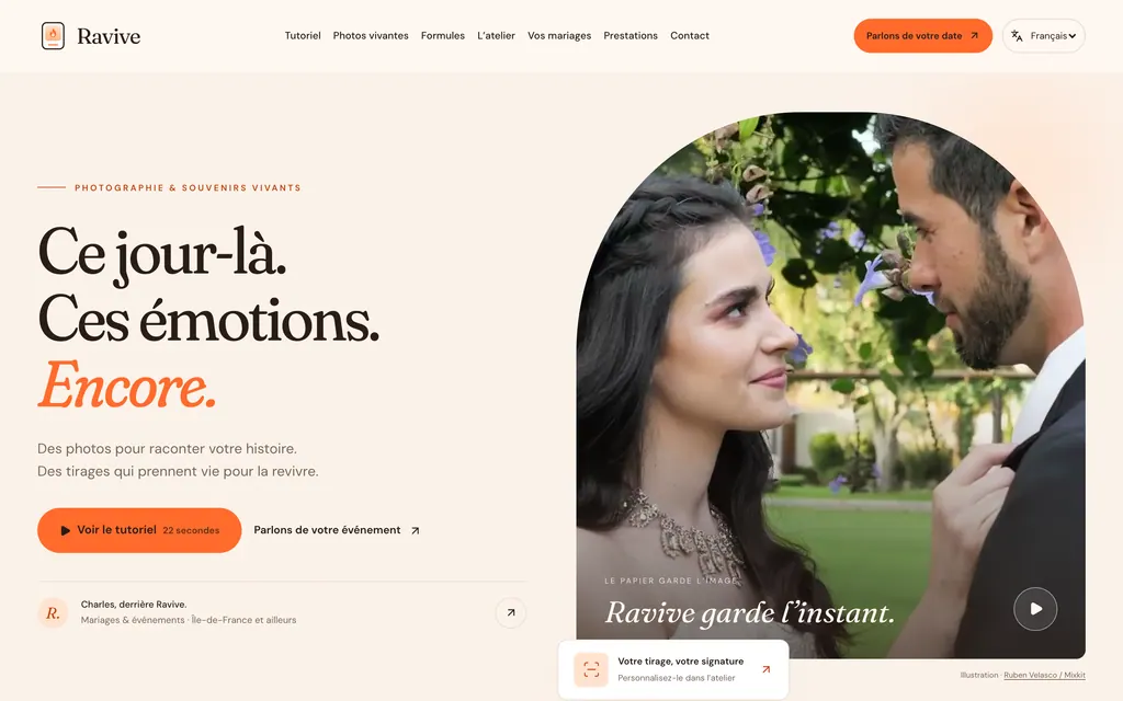 Accueil avec grand titre, bouton du tutoriel et photo libre de droits d’un couple en arche