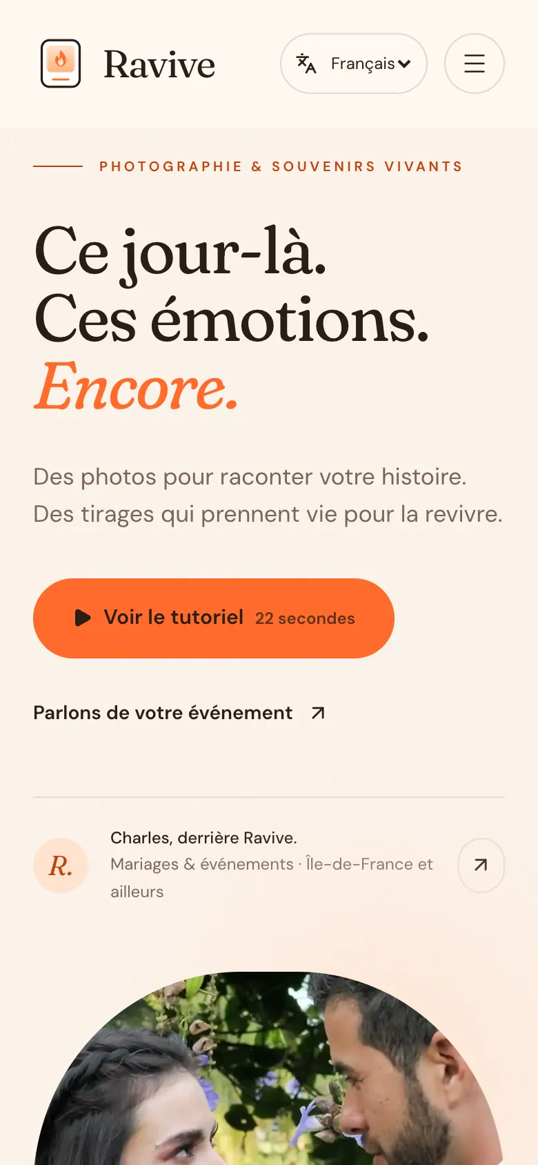 Accueil mobile : titre, bouton du tutoriel et lien de contact au dessus de la photo d’exemple