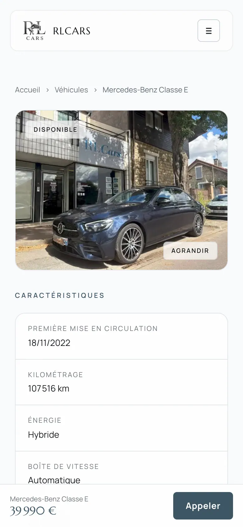Fiche véhicule mobile avec photo, caractéristiques et barre de prix fixe avec bouton d’appel