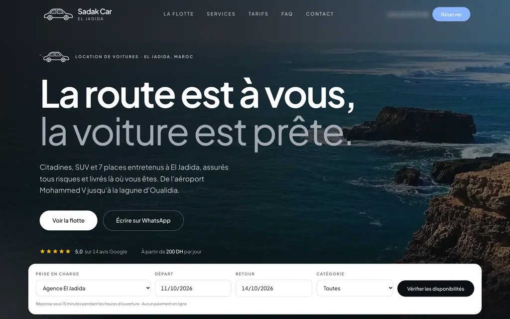 Accueil sur une photo du littoral, avec boutons flotte et WhatsApp, note Google et barre de réservation