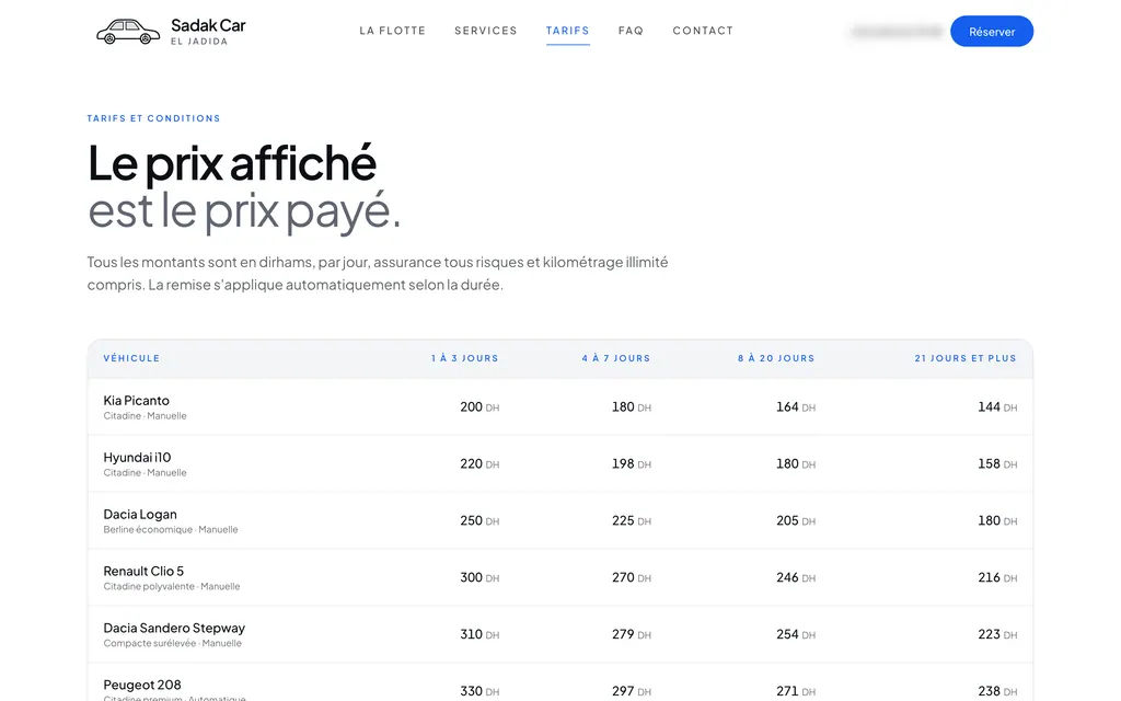 Page tarifs avec tableau des prix journaliers par véhicule selon quatre durées de location