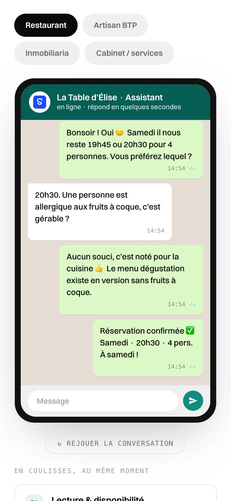 Conversation WhatsApp simulée sur mobile : réservation confirmée pour quatre personnes un samedi