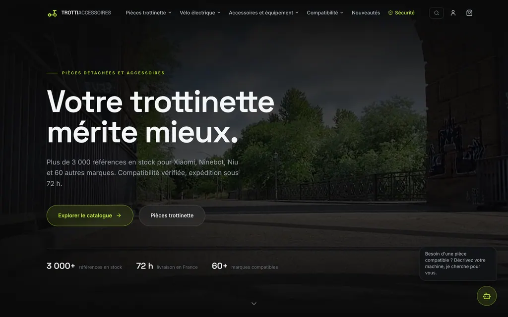 Accueil sombre avec titre sur vidéo urbaine, deux boutons, chiffres clés et bulle d’assistant